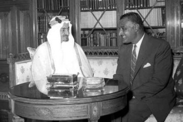 الرئيس المصري جمال عبدالناصر إلى جانب الملك السعودي فيصل بن عبدالعزيز