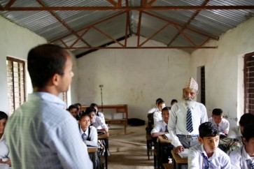 أكبر تلميذ في نيبال عمره 68 عاما