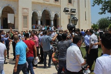 مصلون أتراك يحبطون عملية انتحارية داخل مسجد في أضنة