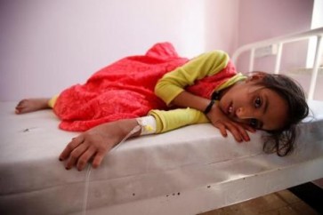 طفلة تتلقى علاجا لمرض الكوليرا في صنعاء يوم 11 أكتوبر تشرين الأول 2016. .