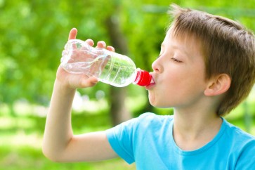 بعض الأسباب قد تمنعك من شُرب ماء العبوات البلاستيكية