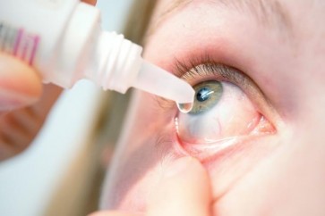 إذا كانت العين جافة فقط فيمكن استعمال قطرة مرطبة دون وصفة الطبيب بمعدل مرتين إلى ثلاث مرات يوميا