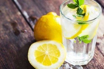 ما هي الفوائد التي يقدمها الماء مع الليمون في الصباح؟؟