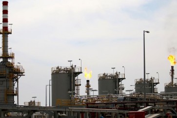 النفط يعزز مكاسبه مع تعهد السعودية بتقييد الصادرات