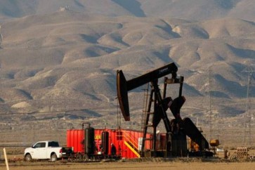 النفط يهبط بفعل ارتفاع معروض أوبك ورغم تراجع مخزونات أمريكا
