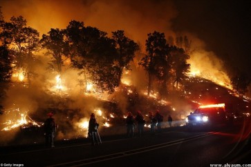 رجال الإطفاء يكافحون لإخماد حرائق كاليفورنيا والرياح تتواصل