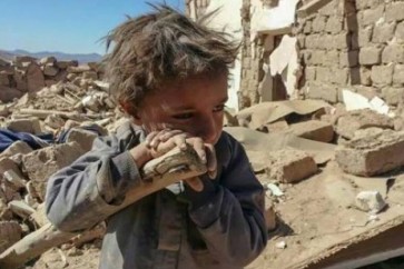 طفل يمني امام حطام احد المنازل