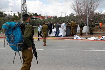 جيش العدو الإسرائيلي يعلن وفاة حاخام متأثراً بإصابته بعملية اريئيل.. ويواصل بحثه عن منفذ العملية
