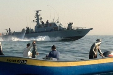 بحرية الاحتلال تعتقل صيادين شقيقين بعد مهاجمة مركبهما جنوب القطاع
