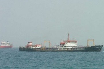 قوى العدوان تحتجز سفن مشتقات نفطية في ميناء الحديدة