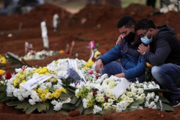 برازيليون يشييعون أقاربهم من ضحايا كورونا