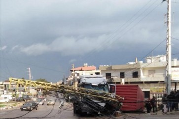 سقوط عمود كهرباء يقطع طريق الضنية ـ طرابلس