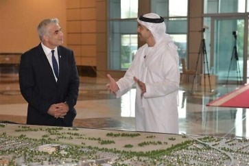 وزير خارجية الاحتلال يائير لابيد (إلى اليسار) ونظيره الإماراتي عبد الله بن زايد آل نهيان في وزارة الخارجية الإماراتية في أبو ظبي