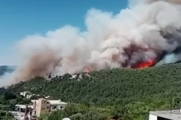 لبنان _ حريق هائل في عكار والاهالي يناشدون بعد وصول النيران إلى منازلهم - snapshot 57.11