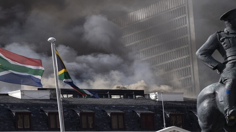 تجدد الحريق المدمر في برلمان جنوب إفريقيا بعد السيطرة عليه