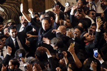 رئيس الوزراء الباكستاني السابق عمران خان وسط أنصاره