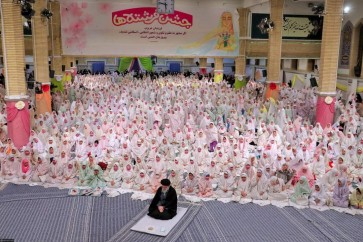 الإمام الخامنئي يشارك في مراسم حفل تكليف طالبات المدارس (7)