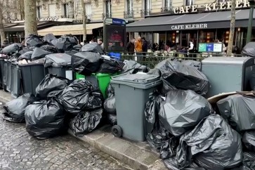 فرنسا الشانزليزيه يتحوّل إلى مكب للنفايات والقمامة تتكدس في الشوارع.00_00_24_00.Still001