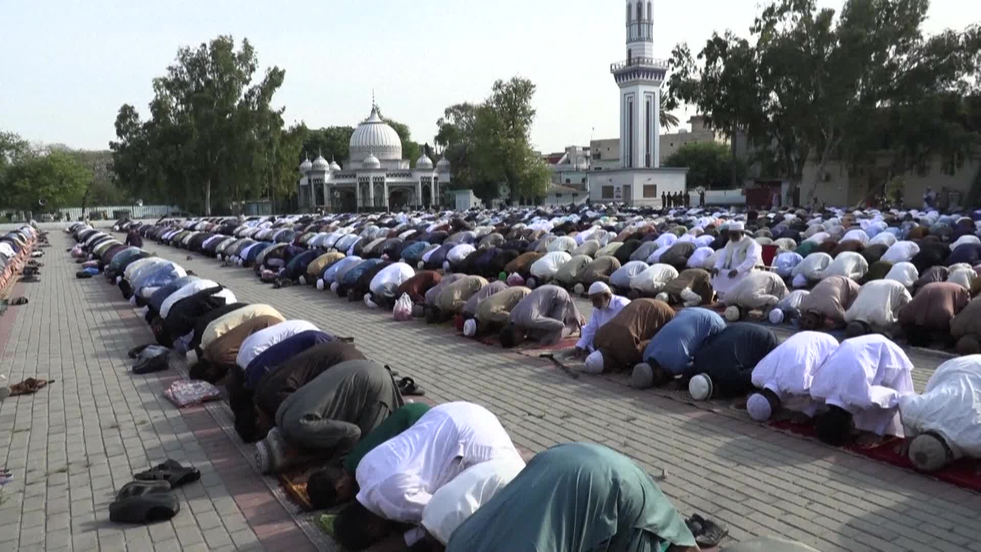 باكستان _ المسلمون يؤدون صلاة عيد الفطر في مسجد الجامع بمدينة روالبندي - snapshot 4.98