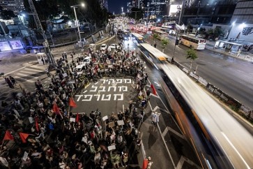 متظاهرون في تل أبيب، أمس، يرفعون لافتة تتهم نتنياهو بمنع صفقة تبادل أسرى