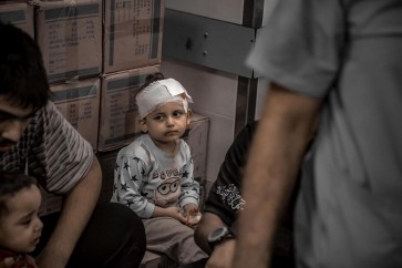 طفل أصيب في إحدى غارات الاحتلال على وسط قطاع غزة