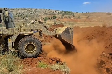الجيش اللبناني يردم خندقاً للعدو في ميس الجبل